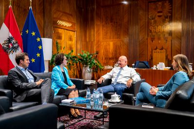 Am 10. September 2026 empfing Bundeskanzler Christian Stocker (3.v.l.) Bundesratspr&auml;sidentin Christine Schwarz-Fuchs (2.v.l.) zu einem Arbeitsgespr&auml;ch. Im Bild mit Bundesministerin Claudia Bauer (r.) und Staatssekret&auml;r Alexander Pr&ouml;ll (l.).