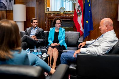Am 10. September 2026 empfing Bundeskanzler Christian Stocker (r.) Bundesratspr&auml;sidentin Christine Schwarz-Fuchs (3.v.l.) zu einem Arbeitsgespr&auml;ch. Im Bild mit Bundesministerin Claudia Bauer (l.) und Staatssekret&auml;r Alexander Pr&ouml;ll (2.v.l.).
