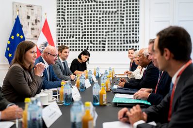 Am 15. September 2026 empfing Bundeskanzler Christian Stocker (2.v.l.) den Pr&auml;sidenten des Europ&auml;ischen Rates Ant&oacute;nio Costa (3.v.r.), zu einem Arbeitsbesuch im Bundeskanzleramt. Im Bild bei einem Arbeitsgespr&auml;ch mit Bundesministerin Claudia Bauer (l.).
