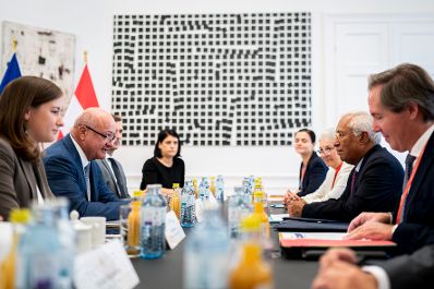 Am 15. September 2026 empfing Bundeskanzler Christian Stocker (2.v.l.) den Pr&auml;sidenten des Europ&auml;ischen Rates Ant&oacute;nio Costa (2.v.r.), zu einem Arbeitsbesuch im Bundeskanzleramt. Im Bild bei einem Arbeitsgespr&auml;ch mit Bundesministerin Claudia Bauer (l.).