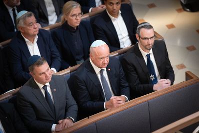 Am 16. September 2026 nahm Bundeskanzler Christian Stocker (m.) gemeinsam mit Staatssekret&auml;r Alexander Pr&ouml;ll am Festakt anl&auml;sslich der Wiederer&ouml;ffnung des Wiener Stadttempel teil.