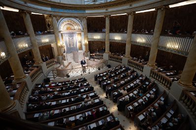 Am 16. September 2026 nahm Bundeskanzler Christian Stocker (im Bild) gemeinsam mit Staatssekret&auml;r Alexander Pr&ouml;ll am Festakt anl&auml;sslich der Wiederer&ouml;ffnung des Wiener Stadttempel teil.