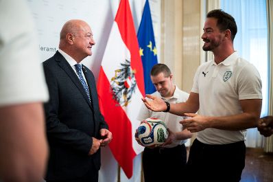 Am 24. September &uuml;bergab Bundeskanzler Christian Stocker (l.) einen von &ouml;sterreichischen Fu&szlig;balllegenden signierten Ball and den gemeinn&uuml;tzigen Verein &bdquo;SPIELERPASS&ldquo;.