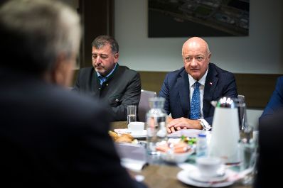 Am 29. September 2026 besuchte Bundeskanzler Christian Stocker (im Bild) im Rahmen seines Bundesl&auml;ndertages in Nieder&ouml;sterreich die KremsChem Austria GmbH.