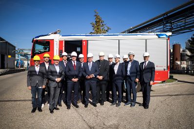 Am 29. September 2026 besuchte Bundeskanzler Christian Stocker (im Bild) im Rahmen seines Bundesl&auml;ndertages in Nieder&ouml;sterreich die KremsChem Austria GmbH.