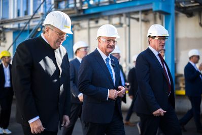 Am 29. September 2026 besuchte Bundeskanzler Christian Stocker (im Bild) im Rahmen seines Bundesl&auml;ndertages in Nieder&ouml;sterreich die KremsChem Austria GmbH.