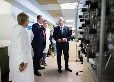 Am 29. September 2026 besuchte Bundeskanzler Christian Stocker (im Bild) im Rahmen seines Bundesl&auml;ndertages in Nieder&ouml;sterreich die KremsChem Austria GmbH.