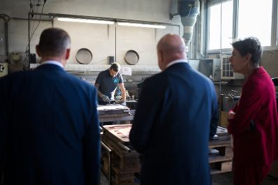 Am 29. September 2026 besuchte Bundeskanzler Christian Stocker (im Bild) im Rahmen seines Bundesl&auml;ndertages in Nieder&ouml;sterreich die S. Sch&ouml;sswender-Werke Metallgie&szlig;erei GmbH.