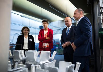 Am 29. September 2026 besuchte Bundeskanzler Christian Stocker (im Bild) im Rahmen seines Bundesl&auml;ndertages in Nieder&ouml;sterreich die S. Sch&ouml;sswender-Werke Metallgie&szlig;erei GmbH.