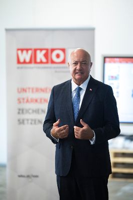 Am 29. September 2026 nahm Bundeskanzler Christian Stocker (im Bild) im Rahmen seines Bundesl&auml;ndertages in Nieder&ouml;sterreich an einem Austausch mit Funktion&auml;ren der WKN&Ouml; Wirtschaftskammer Nieder&ouml;sterreich teil.