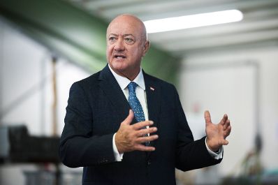 Am 29. September 2026 nahm Bundeskanzler Christian Stocker (im Bild) im Rahmen seines Bundesl&auml;ndertages in Nieder&ouml;sterreich an einem Austausch mit Funktion&auml;ren der WKN&Ouml; Wirtschaftskammer Nieder&ouml;sterreich teil.