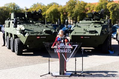 Am 29. September 2026 nahm Bundeskanzler Christian Stocker gemeinsam mit Bundesministerin Klaudia Tanner (im Bild) an der Verabschiedung und Amts&uuml;bernahme des Generalstabschefs in der Maria-Theresien-Kaserne teil.