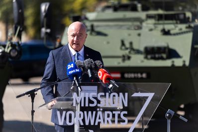 Am 29. September 2026 nahm Bundeskanzler Christian Stocker (im Bild) gemeinsam mit Bundesministerin Klaudia Tanner an der Verabschiedung und Amts&uuml;bernahme des Generalstabschefs in der Maria-Theresien-Kaserne teil.