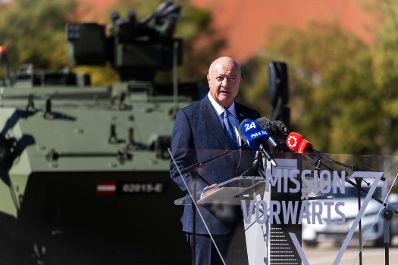 Am 29. September 2026 nahm Bundeskanzler Christian Stocker (im Bild) gemeinsam mit Bundesministerin Klaudia Tanner an der Verabschiedung und Amts&uuml;bernahme des Generalstabschefs in der Maria-Theresien-Kaserne teil.