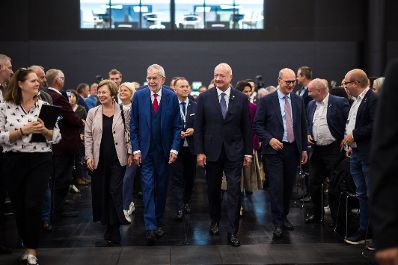 Am 2. Oktober 2026 nahm Bundeskanzler Christian Stocker (m.r.) am 72. &Ouml;sterreichischen Gemeindetag in Salzburg teil. Im Bild mit dem Bundespr&auml;sident Alexander van der Bellen (m.l.).