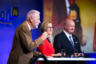 Am 9. Oktober 2026 nahm Bundeskanzler Christian Stocker (r.) am zehnj&auml;hrigen Jubil&auml;um des Krebsbehandlungs- und Forschungszentrum MedAustron unter dem Motto &bdquo;10 Jahre Zukunft 10 Jahre Hoffnung&ldquo; in den historischen Kasematten in Wiener Neustadt teil. Im Bild gemeinsam mit Landeshauptfrau Johanna Mikl-Leitner (m.) und B&uuml;rgermeister Klaus Schneeberger (l.).