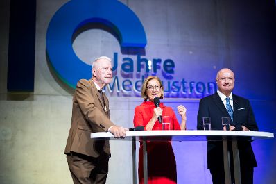 Am 9. Oktober 2026 nahm Bundeskanzler Christian Stocker (r.) am zehnj&auml;hrigen Jubil&auml;um des Krebsbehandlungs- und Forschungszentrum MedAustron unter dem Motto &bdquo;10 Jahre Zukunft 10 Jahre Hoffnung&ldquo; in den historischen Kasematten in Wiener Neustadt teil. Im Bild gemeinsam mit Landeshauptfrau Johanna Mikl-Leitner (m.) und B&uuml;rgermeister Klaus Schneeberger (l.).