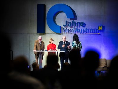 Am 9. Oktober 2026 nahm Bundeskanzler Christian Stocker (2.v.r.) am zehnj&auml;hrigen Jubil&auml;um des Krebsbehandlungs- und Forschungszentrum MedAustron unter dem Motto &bdquo;10 Jahre Zukunft 10 Jahre Hoffnung&ldquo; in den historischen Kasematten in Wiener Neustadt teil. Im Bild gemeinsam mit Landeshauptfrau Johanna Mikl-Leitner (2.v.l.) und B&uuml;rgermeister Klaus Schneeberger (l.).