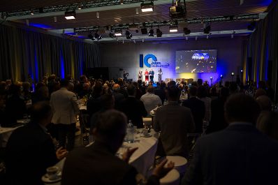 Am 9. Oktober 2026 nahm Bundeskanzler Christian Stocker am zehnj&auml;hrigen Jubil&auml;um des Krebsbehandlungs- und Forschungszentrum MedAustron unter dem Motto &bdquo;10 Jahre Zukunft 10 Jahre Hoffnung&ldquo; in den historischen Kasematten in Wiener Neustadt teil. Im Bild gemeinsam mit Landeshauptfrau Johanna Mikl-Leitner und B&uuml;rgermeister Klaus Schneeberger.
