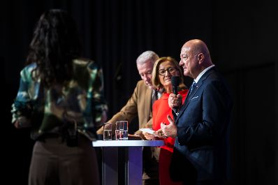 Am 9. Oktober 2026 nahm Bundeskanzler Christian Stocker (r.) am zehnj&auml;hrigen Jubil&auml;um des Krebsbehandlungs- und Forschungszentrum MedAustron unter dem Motto &bdquo;10 Jahre Zukunft 10 Jahre Hoffnung&ldquo; in den historischen Kasematten in Wiener Neustadt teil. Im Bild gemeinsam mit Landeshauptfrau Johanna Mikl-Leitner (2.v.r.) und B&uuml;rgermeister Klaus Schneeberger (3.v.r.).