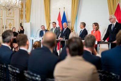 Am 14. Oktober 2026 nahmen Bundeskanzler Christian Stocker (3.v.l.), Bundesminister Peter Hanke (2.v.l.), Bundesminister Wolfgang Hattmannsdorfer (4.v.l.), Staatssekret&auml;r Josef Schellhorn (l.), VERBUND-Vorstandvorsitzender Michael Strugl (6.v.l.) und &Ouml;BB-Vorst&auml;ndin Manuela Waldner (5.v.l.) eine Pressekonferenz zur Unterzeichnung der &bdquo;Made in Europe Declaration&ldquo; teil.