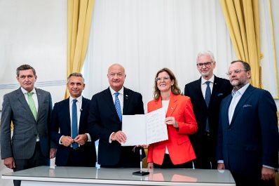 Am 14. Oktober 2026 nahmen Bundeskanzler Christian Stocker (3.v.l.), Bundesminister Peter Hanke (l.), Bundesminister Wolfgang Hattmannsdorfer (2.v.l.), Staatssekret&auml;r Josef Schellhorn (6.v.l.), VERBUND-Vorstandvorsitzender Michael Strugl (5.v.l.) und &Ouml;BB-Vorst&auml;ndin Manuela Waldner (4.v.l.) eine Pressekonferenz zur Unterzeichnung der &bdquo;Made in Europe Declaration&ldquo; teil.