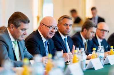 Am 14. Oktober 2026 nahmen Bundeskanzler Christian Stocker (2.v.l.), Bundesminister Peter Hanke (l.), Bundesminister Wolfgang Hattmannsdorfer (3.v.l.), Staatssekret&auml;r Josef Schellhorn, VERBUND-Vorstandvorsitzender Michael Strugl und &Ouml;BB-Vorst&auml;ndin Manuela Waldner am Roundtable zur Unterzeichnung der &bdquo;Made in Europe Declaration&ldquo; teil.