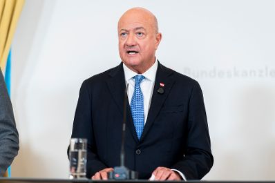 Am 14. Oktober 2026 nahmen Bundeskanzler Christian Stocker (im Bild), Bundesminister Peter Hanke, Bundesminister Wolfgang Hattmannsdorfer, Staatssekret&auml;r Josef Schellhorn, VERBUND-Vorstandvorsitzender Michael Strugl und &Ouml;BB-Vorst&auml;ndin Manuela Waldner eine Pressekonferenz zur Unterzeichnung der &bdquo;Made in Europe Declaration&ldquo; teil.