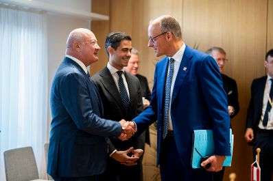 Am 15. Oktober 2026 nahm Bundeskanzler Christian Stocker (l.) an dem Treffen der EU-Staats- und Regierungschefs in Br&uuml;ssel teil. Im Bild mit dem deutschen Bundeskanzler Friedrich Merz (3.v.l.)