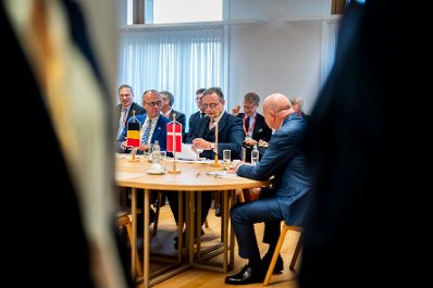 Am 15. Oktober 2026 nahm Bundeskanzler Christian Stocker (3.v.l.) an dem Treffen der EU-Staats- und Regierungschefs in Br&uuml;ssel teil. Im Bild mit dem belgischen Premierminister Bart De Wever (2.v.l.) und Bundeskanzler Friedrich Merz (l.).