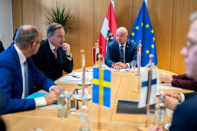 Am 15. Oktober 2026 nahm Bundeskanzler Christian Stocker (3.v.l.) an dem Treffen der EU-Staats- und Regierungschefs in Br&uuml;ssel teil. Im Bild mit dem belgischen Premierminister Bart De Wever (2.v.l.) und Bundeskanzler Friedrich Merz (l.).