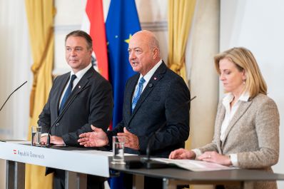 Am 17. Oktober 2026 nahmen Bundeskanzler Christian Stocker (m.), Vizekanzler Andreas Babler (l.) und Bundesministerin Beate Meinl-Reisinger (r.) an einer Pressekonferenz zum Arbeitstreffen der Regierungsspitze teil.