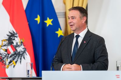 Am 17. Oktober 2026 nahmen Bundeskanzler Christian Stocker, Vizekanzler Andreas Babler (im Bild) und Bundesministerin Beate Meinl-Reisinger an einer Pressekonferenz zum Arbeitstreffen der Regierungsspitze teil.