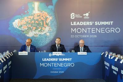 Am 22. Oktober 2026 reiste Bundeskanzler Christian Stocker (r.) zum Berlin Process Leaders' Summit nach Montenegro. Im Bild mit dem deutschen Bundeskanzler Friedrich Merz (l.) und dem Premierminister von Montenegro ist Milojko Spajić (m.)