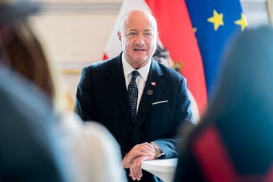 Am 26. Oktober 2026 lud Bundeskanzler Christian Stocker (im Bild) anl&auml;sslich des Nationalfeiertags Besucherinnen und Besucher zum Tag der offenen T&uuml;r ins Bundeskanzleramt.