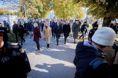 Am 26. Oktober 2026 fanden anl&auml;sslich des Nationalfeiertages Feierlichkeiten am Wiener Heldenplatz statt. Im Bild (v.l.n.r.) Bundesministerin Klaudia Tanner, Bundesministerin Beate Meinl-Reisinger, Vizekanzler Andreas Babler und Bundeskanzler Christian Stocker.