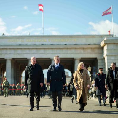 Am 26. Oktober 2026 fanden anl&auml;sslich des Nationalfeiertages Feierlichkeiten am Wiener Heldenplatz statt. Im Bild (v.l.n.r.) Bundesministerin Beate Meinl-Reisinger, Vizekanzler Andreas Babler und Bundeskanzler Christian Stocker.