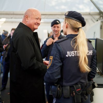 Am 26. Oktober 2026 fanden anl&auml;sslich des Nationalfeiertages Feierlichkeiten am Wiener Heldenplatz statt. Im Bild Bundeskanzler Christian Stocker.