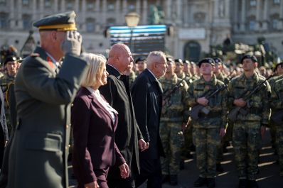 Am 26. Oktober 2026 fanden anl&auml;sslich des Nationalfeiertages Feierlichkeiten am Wiener Heldenplatz statt. Im Bild Bundeskanzler Christian Stocker (m.r.) mit Bundespr&auml;sident Alexander Van der Bellen (r.) und Bundesministerin Klaudia Tanner (m.l.).