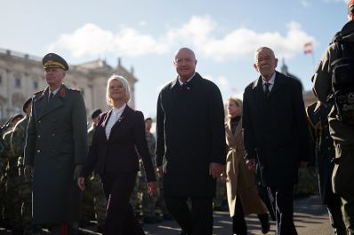 Am 26. Oktober 2026 fanden anl&auml;sslich des Nationalfeiertages Feierlichkeiten am Wiener Heldenplatz statt. Im Bild Bundeskanzler Christian Stocker (m.r.) mit Bundespr&auml;sident Alexander Van der Bellen (r.) und Bundesministerin Klaudia Tanner (m.l.).