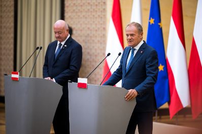 Am 17. September 2026 reiste Bundeskanzler Christian Stocker (l.) zu einem Arbeitsbesuch nach Warschau. Im Bild bei einer gemeinsamen Pressekonferenz mit dem Premierminister von Polen Donald Tusk (r.).