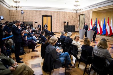 Am 17. September 2026 reiste Bundeskanzler Christian Stocker (3.v.r.) zu einem Arbeitsbesuch nach Warschau. Im Bild bei einer gemeinsamen Pressekonferenz mit dem Premierminister von Polen Donald Tusk (2.v.r.).