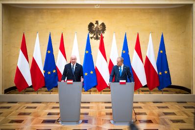 Am 17. September 2026 reiste Bundeskanzler Christian Stocker (l.) zu einem Arbeitsbesuch nach Warschau. Im Bild bei einer gemeinsamen Pressekonferenz mit dem Premierminister von Polen Donald Tusk (r.).