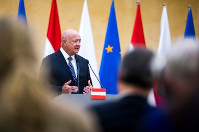 Am 17. September 2026 reiste Bundeskanzler Christian Stocker (im Bild) zu einem Arbeitsbesuch nach Warschau. Im Bild bei einer gemeinsamen Pressekonferenz mit dem Premierminister von Polen Donald Tusk.
