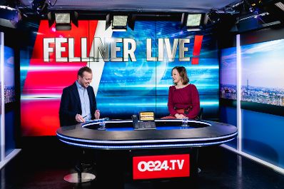 Am 17. M&auml;rz 2025 war Bundesministerin Claudia Plakolm (r.) bei einem Interview im OE24-Studio.