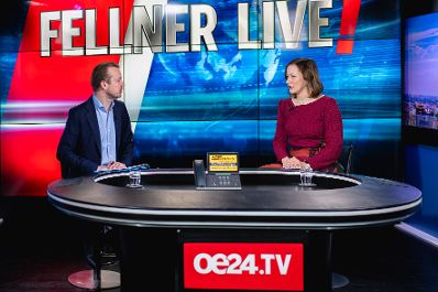 Am 17. M&auml;rz 2025 war Bundesministerin Claudia Plakolm (r.) bei einem Interview im OE24-Studio.