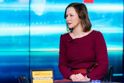 Am 17. M&auml;rz 2025 war Bundesministerin Claudia Plakolm (r.) bei einem Interview im OE24-Studio.