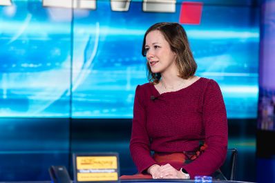 Am 17. M&auml;rz 2025 war Bundesministerin Claudia Plakolm (r.) bei einem Interview im OE24-Studio.