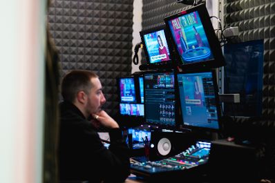 Am 17. M&auml;rz 2025 war Bundesministerin Claudia Plakolm bei einem Interview im OE24-Studio.