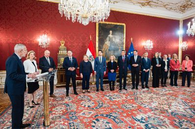 Am 2. April 2025 wurden Regierungsmitglieder von Bundespr&auml;sident Alexander Van der Bellen (l.) f&uuml;r neue Zust&auml;ndigkeiten angelobt. Im Bild mit Bundeskanzler Christian Stocker (3.v.l.), Vizekanzler Andreas Babler (4.v.l.) Bundesministerin Beate Meinl-Reisinger (2.v.l.), Bundesministerin Korinna Schumann (m.l.), Bundesminister Christoph Wiederkehr (m.), Bundesministerin Eva-Maria Holzleitner (m.r.), Bundesminister Peter Hanke (7.v.r.), Bundesminister Norbert Totschnig (6.v.r.), Bundesminister Wolfgang Hattmannsdorfer (5.v.r.), Bundesministerin Claudia Plakolm (4.v.r.), Staatssekret&auml;rin Michaela Schmidt (3.v.r.), Staatssekret&auml;rin Ulrike K&ouml;nigsberger-Ludwig (2.v.r.) und Staatssekret&auml;rin Elisabeth Zehetner (r.).